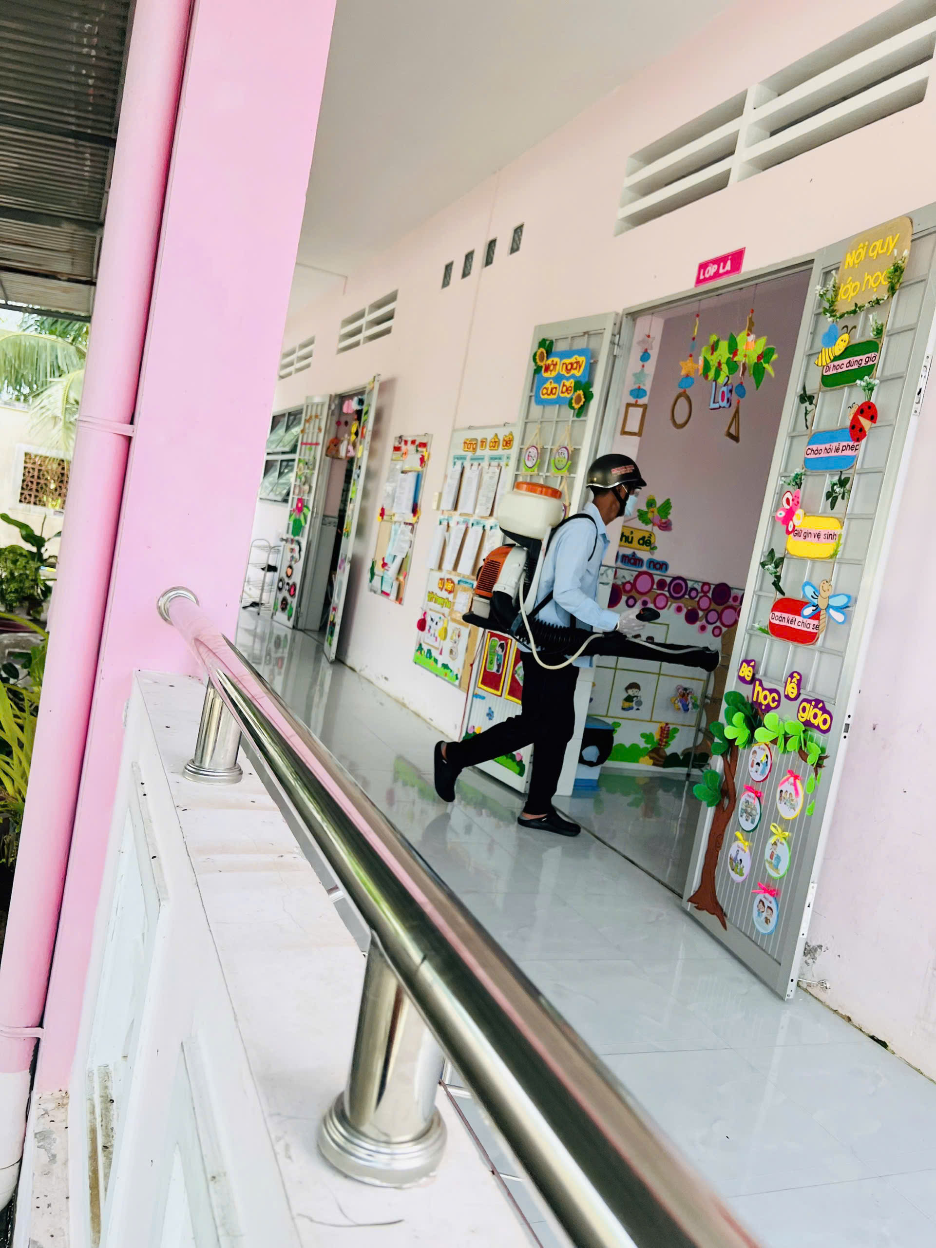 TRƯỜNG MẦM NON MỸ TÚ THỰC HIỆN KẾ HOẠCH PHUN HÓA CHẤT PHÒNG, CHỐNG BỆNH TAY CHÂN MIỆNG ĐỢT 2 NĂM HỌC 2025–2026